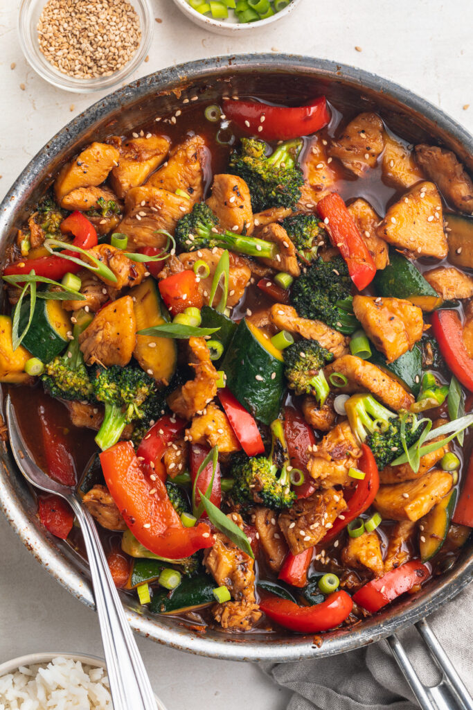 close-up overhead image of hunan chicken in a skillet.